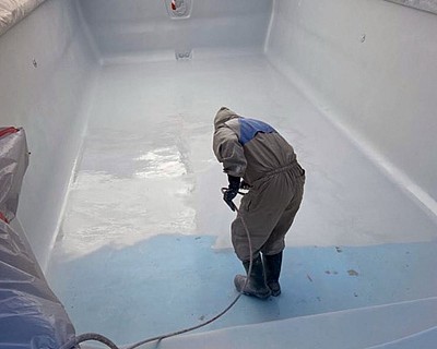 Rénovation piscine coque en polyester: Chez SP REVETEMENTS, nous avons étudié le phénomène et mis au point une technique durable de rénovation de coque de piscine en polyester. Il n'est pas possible de procéder à la rénovation d'une coque de piscine de la même manière que l'on rénove une coque de bateau ou baignoire en polyester. La principale raison est qu'il est impossible de sécher la structure de la coque en polyester, vu qu'elle continue à être en contact avec le sol et les eaux de ruissellement ou stagnantes. Mettre du polyester ou tout autre produit non adapté revient à mettre un buvard sur une surface mouillée ! Le plus important est la couche d'accroche que l'on va mettre sur la coque en polyester. Il faut dans ce cas un produit spécialement adapté qui va agir comme une couche de verre empêchant l'eau de passer. Nous avons développé avec un spécialiste un produit répondant à ces caractéristiques. Est-ce que ma coque ainsi rénovée ne présentera plus aucun phénomène d'osmose ? La réponse est non, votre coque en polyester continuera à s'osmoser sur la partie extérieure (en contact avec le sol ou béton) qui ne sera pas traitée, mais votre coque de piscine intérieure ainsi rénovée sera consolidée et protégée par la couche de traitement étanche appliquée. Ce qui permettra à votre piscine d’être réutilisée pour un nouveau cycle de vie. Pour travailler correctement des produits polymères à deux composants, il faut respecter une plage de température de 16 à 25 degrés. Grace un concept de structure de couverture chauffée nous permettant de travailler à la température idéale toute l'année à l'abri des intempéries. Votre environnement sera aussi protégé des nombreuses poussières de gelcoat produites lors des différentes phases de ponçage de la coque en polyester. À savoir : si le degré d'osmose et détérioration de votre coque est très important nous pouvons ré stratifier votre piscine de l'intérieur avec une ou plusieurs couches de mât de verre, ce procédé de rénovation totale implique que vous pouvez garder votre piscine à coque éternellement. Nous assurons un service après-vente et un suivi journalier de votre chantier à distance par images et vidéos.