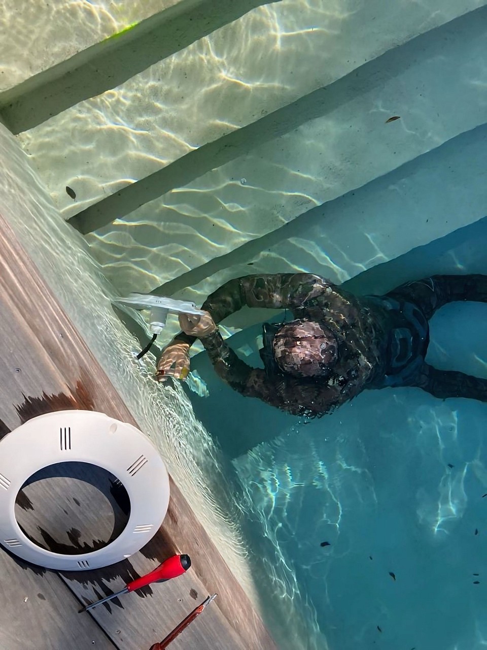 SP-REVETEMENTS est l’expert de la détection des fuites pour piscines et bassins depuis plus de 10 ans. Les fuites d’une piscine font partie des inconvénients majeurs qui peuvent se manifester tout le long de la vie d’une piscine. Il est assez difficile par le propriétaire de soupçonner une éventuelle fuite si celle-ci ne dépasse pas les 200 litres/ jour de perte d’eau à cause de la perte d’eau normale et variable au cours de l’année selon la température de l’eau et la quantité d’éclaboussures générées lors des baignades, surtout si la piscine est dotée d’un système de remplissage automatique. Pour rappel une piscine de 50 m³ à 30° perd en moyenne entre 500 et 700 litres/jour entre évaporation et éclaboussures.  Les signes qui permettent de soupçonner une éventuelle fuite : 1. Baisse anormale du niveau d’eau 2. Humidité anormale autour du bassin 3. Végétation plus prolifère à certains endroits par rapport à d’autres 4. Joint de carrelage abîmé ou fissuré 5. Fissures ou trous dans le revêtement 6. Prises d’air anormales au niveau du moteur (visibles par le couvercle du prefiltre) 7. Perte de pression  Problèmes causés par une fuite prolongée Si la fuite est décelée et réparé dans les meilleurs délais ne cause aucun dégât à la piscine et sa structure.  En revanche si la fuite persiste longtemps engendre plusieurs problèmes : 1. Perte d’eau (coût de l’eau) 2. Vieillissement précoce du revêtement (carrelage qui décolle, moisissure sous liners et membranes, osmose) 3. vieillissement précoce de la structure béton, structures métalliques, osmose, surtout si c’est une piscine à sel 4. Perte de produits chimiques et déstabilisation de la chimie 5. Perte de sel (pour les piscines équipées d’électrolyseur) 6. Vieillissement précoce et chauffe de d’électrolyseur en surproduction En ce qui concerne les fuites la piscine se divise en deux secteurs distincts : la tuyauterie et le revêtement.  Nos services de détection de fuites SP REVETEMENTS vous propose de détecter la ou les fuites dans votre piscine et de les colmater de façon efficace et permanente lors de la même intervention. Nous disposons d’une technologie permettant de réparer la fuite sans vider le bassin.   Une fois la ou les fuites détectées un colmateur spéciale qui agit sous l’eau est injecté à pression dans le trou ou fissure et pénètre dans toutes les cavités sur plusieurs centimètres, durcit progressivement jusqu’à durcissement total. Cette technologie s’adapte à tous types de revêtements avec pour chaque revêtement son colmateur spécifique. Pour une fuite causée par un tuyau abîmé sous terre un remplacement de la tuyauterie est conseillé pour la plupart de cas.  Technologies des détections de fuites appliquées Surfaces immergées	1	Recherche en immersion avec des marqueurs fluor luminescents radioactifs 	2	Spectromètre thermique Tuyauteries	1	Camera endoscopique HD avec injecteur de marquage 	2	Test d’étanchéité de la tuyauterie avec variateur de pression numérique Procédé de la détection La détection s’étale sur toute la surface immergée du bassin même si une fuite est déjà détectée au début de l’inspection, car il arrive souvent que la piscine présente plusieurs fuites. Si aucune fuite n’est détectée au niveau du revêtement des surfaces immergées la détection continue avec le test de la tuyauterie et la localisation de la fuite. Toutefois même si une ou plusieurs fuites sont détectées à l’intérieur du bassin vous pouvez comme même demander un test de la tuyauterie pour sécurité.