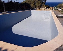Rénovation du gelcote et topcoat sur une piscine en béton