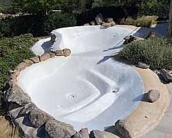 Revêtement en polyester, gelcoat et topcoat, piscine beton.