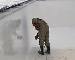 Rénovation du revêtement en polyester sur une piscine en béton