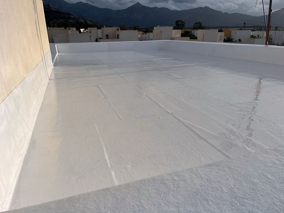 SP-REVETEMENTS entreprise spécialisée dans les revêtements en polyester et gelcoats, vous propose l’étanchéité de votre toit terrasse avec la même technologie. Depuis plus de 70 ans ce type de revêtement a fait ses preuves dans les domaines les plus exigeants comme celui de la construction des bateaux et piscines restant l’un des meilleurs choix en termes d’étanchéité, résistance et longévité. 1. Durée de vie illimitée il suffira de renouveler la couche protectrice de gelcoat. 2. Flexible et doté d’une mémoire de forme invariable préservant ainsi au fil du temps la même épaisseur et performances thermiques des panneaux isolants qui ont tendance à s’écraser avec les revêtements traditionnels souples. 3. Performances anti-chaleur accrues grâce a son aspect brillant qui reflète la plupart des UV (voir le projet COOL ROFF ). 4. Fiabilité d’étanchéité inégalée et invariable dans le temps. 5. aspect esthétique : plusieurs couleurs à choix (blanc, gris clair, gris foncé et beige, autres couleurs sur demande). 6. Autonettoyant : en fait, grâce a sa surface lisse, permet d’évacuer mieux les poussières et les saletés cumulées sur le toit lors des pluies. 7. Cuvelage complet et unis du toit terrasse : rebords, margelles, parois internes, etc. Protège, préserve et favorise l’étanchéité de chaque surface du toit terrasse en épousant chaque forme.
