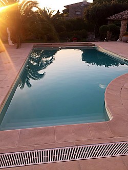 Revetement beige sur piscine en béton,